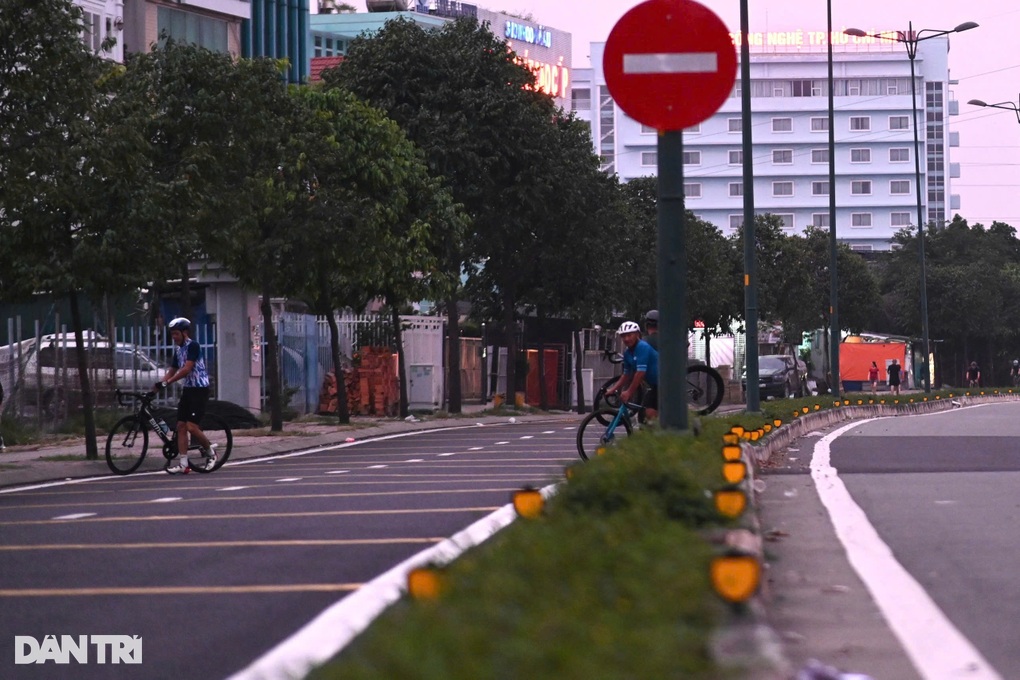 Cua rơ ở TPHCM vác xe bỏ chạy khi thấy chốt CSGT - 2