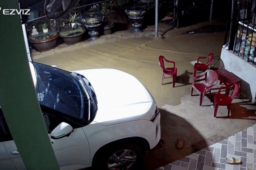 Nước dâng lên từng phút, tràn vào nhà dân ở Đà Nẵng - 1 Nước dâng lên từng phút, tràn vào nhà dân ở Đà Nẵng - 1