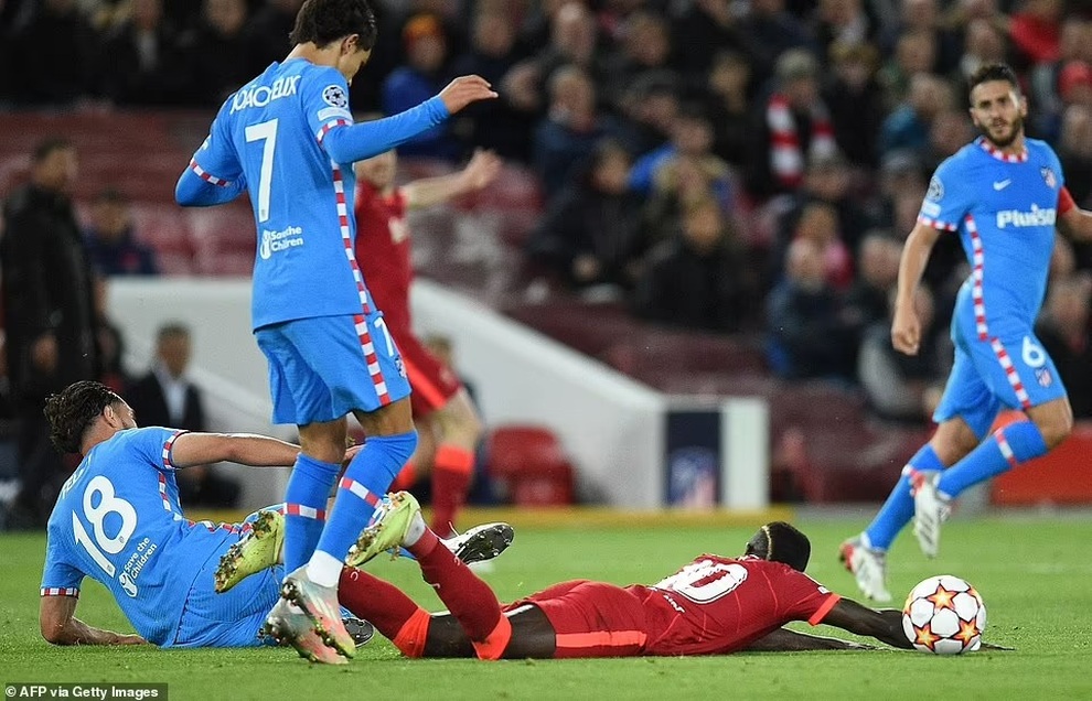 Tranh cãi tình huống trọng tài rút thẻ đỏ khiến Atletico thua đau Liverpool - 1 Tranh cãi tình huống trọng tài rút thẻ đỏ khiến Atletico thua đau Liverpool - 1