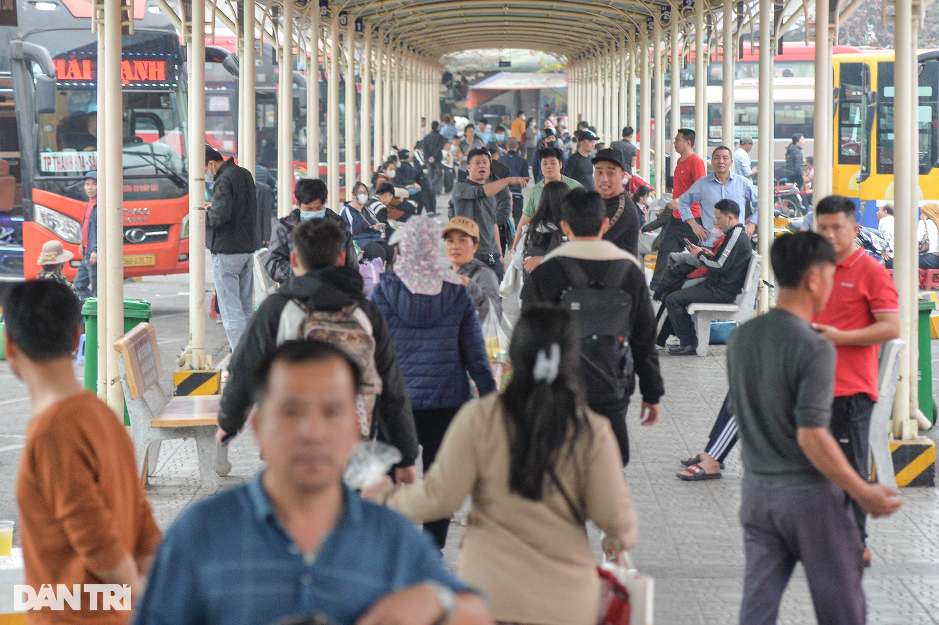 Người dân đổ về quê nghỉ Tết Dương lịch, cửa ngõ Hà Nội ùn tắc kéo dài - 6 Người dân đổ về quê nghỉ Tết Dương lịch, cửa ngõ Hà Nội ùn tắc kéo dài - 6