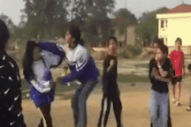 Nữ sinh đánh hội đồng theo kiểu tra tấn bạn, vì đâu nên nỗi?