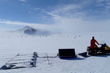 Tìm kiếm thiên thạch ở Nam Cực