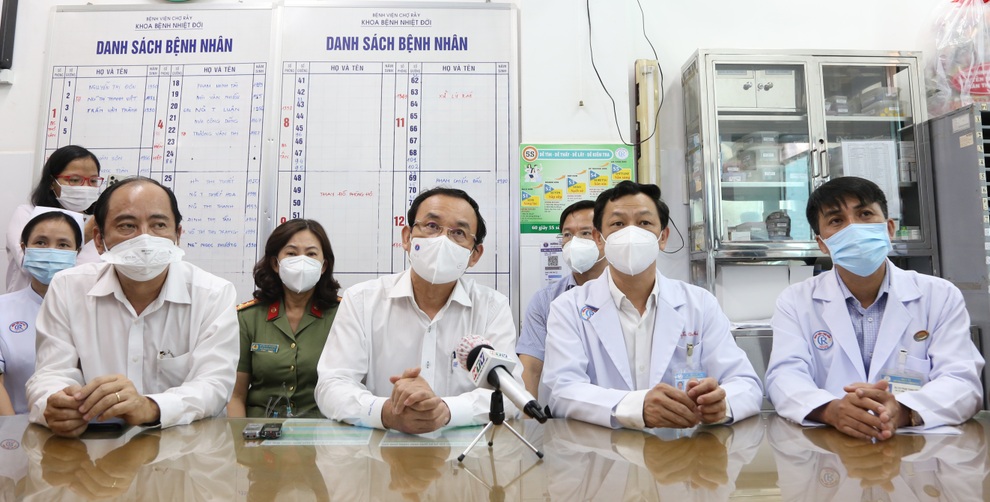 Bí thư Thành ủy TPHCM thăm trung tá công an mắc Covid-19 - 2 Bí thư Thành ủy TPHCM thăm trung tá công an mắc Covid-19 - 2