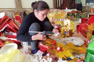 Thợ làm hàng mã "tăng ca" cho kịp ngày tiễn ông Công, ông Táo
