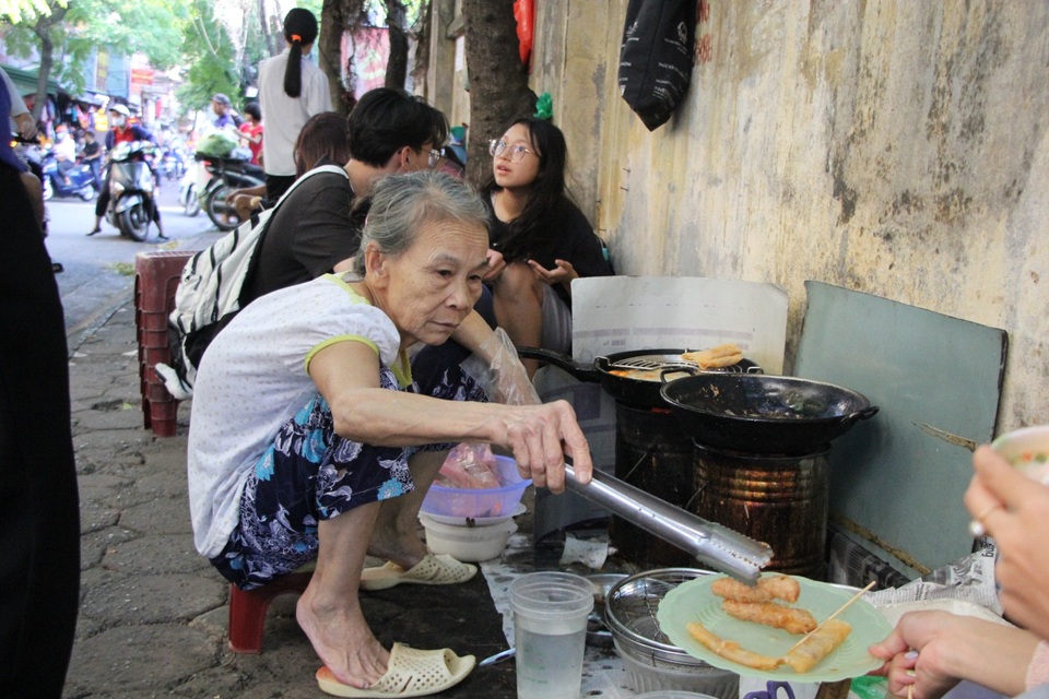 Quán nem “bà còng”, 20 năm không cần mái che, ngày bán vài trăm chiếc - 1 Quán nem “bà còng”, 20 năm không cần mái che, ngày bán vài trăm chiếc - 1