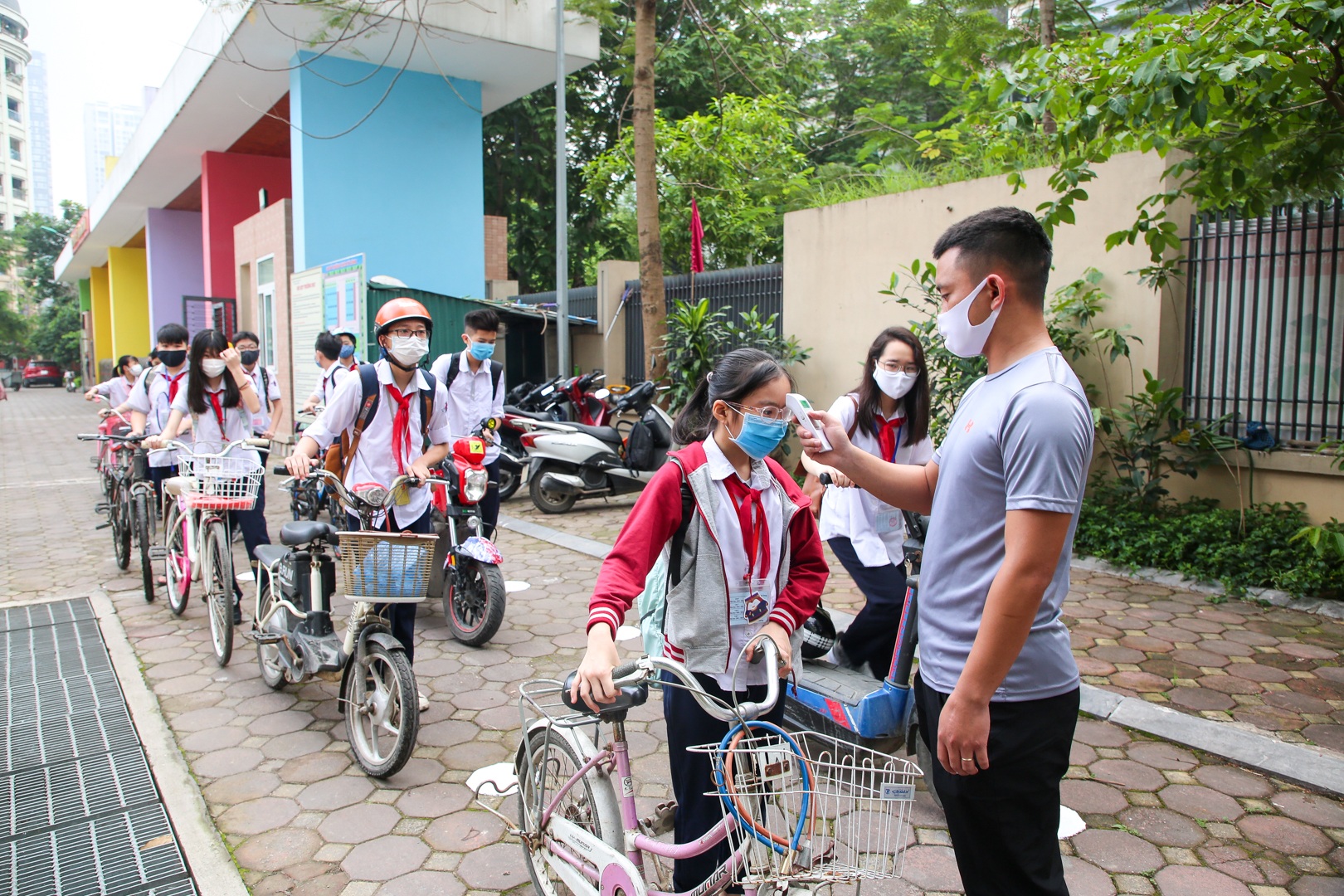 Tiết học đầu tiên giàu cảm xúc của học sinh Hà Nội sau 3 tháng nghỉ dịch - 19 Tiết học đầu tiên giàu cảm xúc của học sinh Hà Nội sau 3 tháng nghỉ dịch - 19