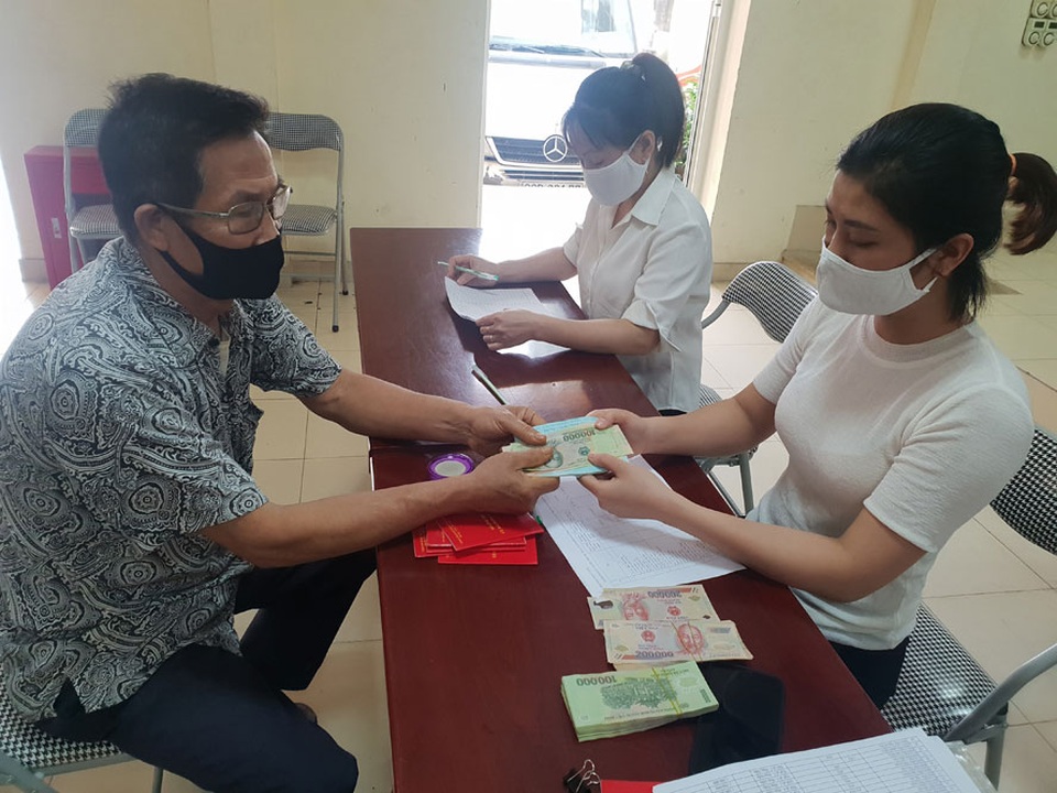 Tiền hỗ trợ từ gói 62.000 tỷ đồng đến tay người dân - 1 Tiền hỗ trợ từ gói 62.000 tỷ đồng đến tay người dân - 1