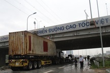 Container mắc kẹt dưới gầm cao tốc TPHCM–Long Thành–Dầu Giây