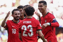 C.Ronaldo bất ngờ chơi đồng đội, Bồ Đào Nha thắng đậm và giành vé đi tiếp