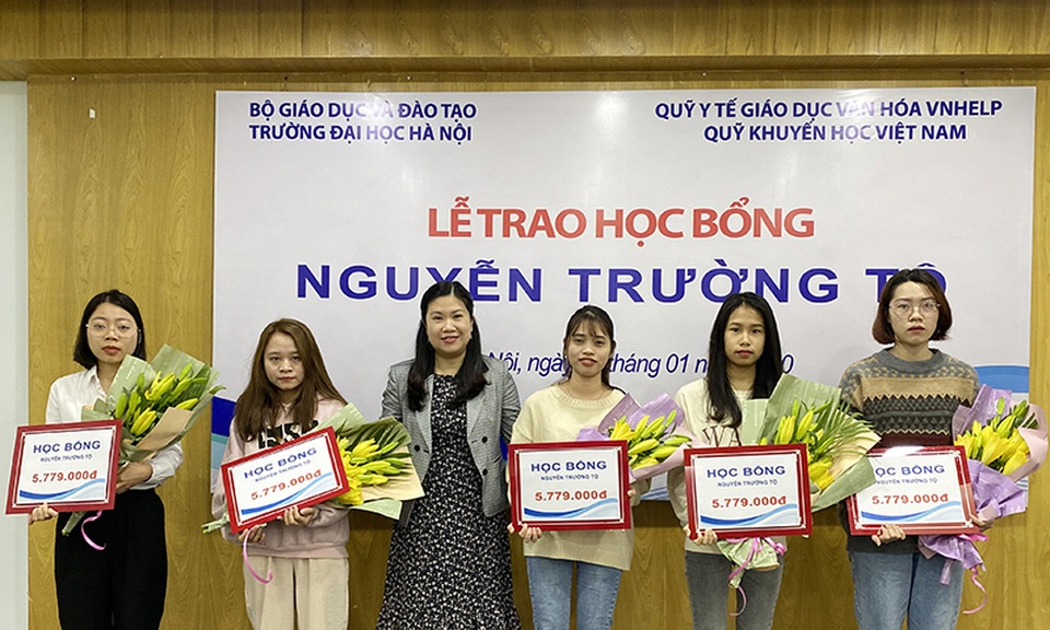 30 sinh viên nghèo vượt khó nhận học bổng Nguyễn Trường Tộ - 3 30 sinh viên nghèo vượt khó nhận học bổng Nguyễn Trường Tộ - 3