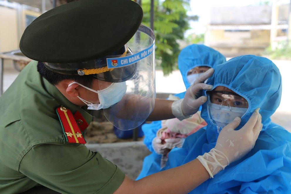 Xúc động hình ảnh em bé đi cách ly thả tim chào các chiến sĩ công an - 2 Xúc động hình ảnh em bé đi cách ly thả tim chào các chiến sĩ công an - 2