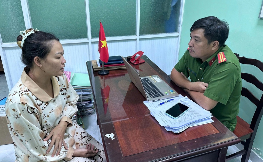 Khởi tố, bắt tạm giam người phụ nữ đánh nhân viên gác tàu ở TPHCM - 1 Khởi tố, bắt tạm giam người phụ nữ đánh nhân viên gác tàu ở TPHCM - 1