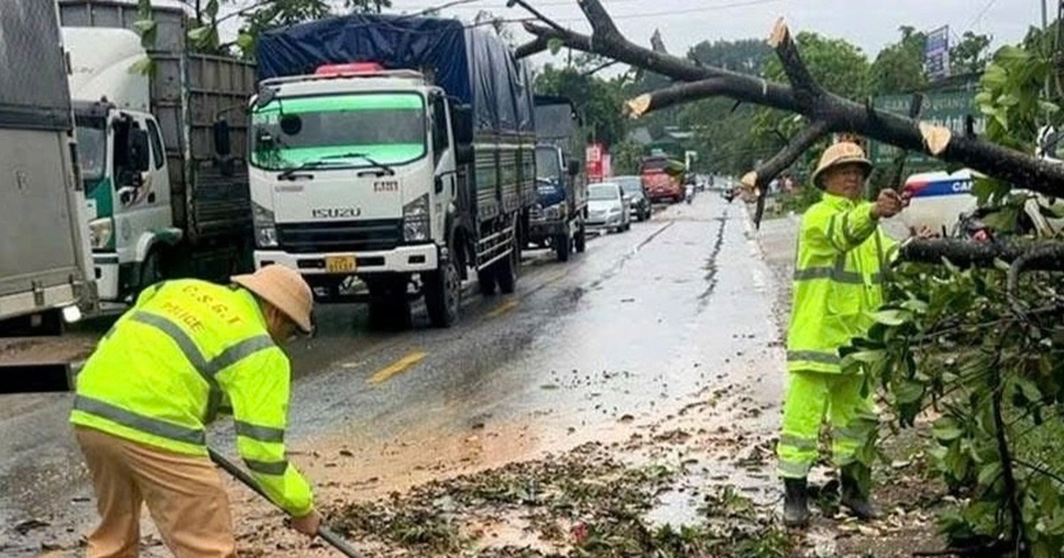 Mưa lớn, dông lốc khiến 1 người tử vong do lũ cuốn, một người mất tích