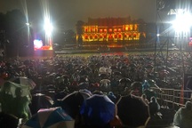 Nhiều khán giả bỏ về vì mưa lớn trong đêm nhạc Trịnh tại Festival Huế 2024