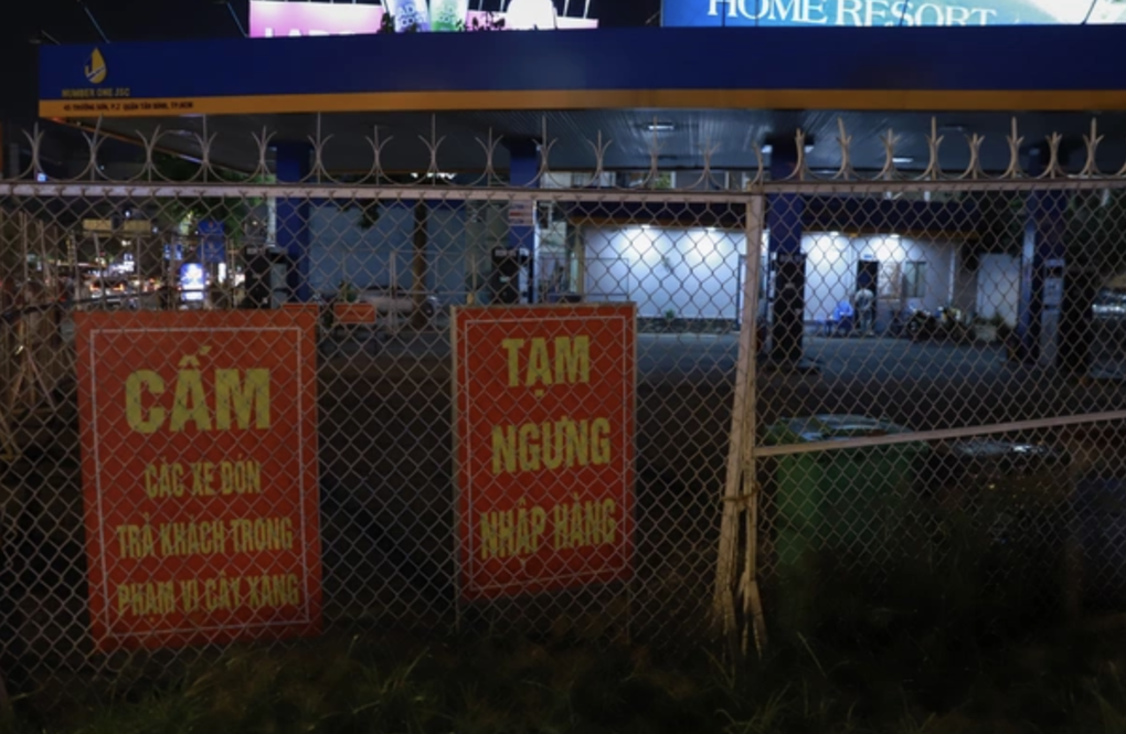 Người dân Hà Nội, TPHCM than khó mua xăng: Chờ 20 phút, đi cả chục cửa hàng - 3 Người dân Hà Nội, TPHCM than khó mua xăng: Chờ 20 phút, đi cả chục cửa hàng - 3