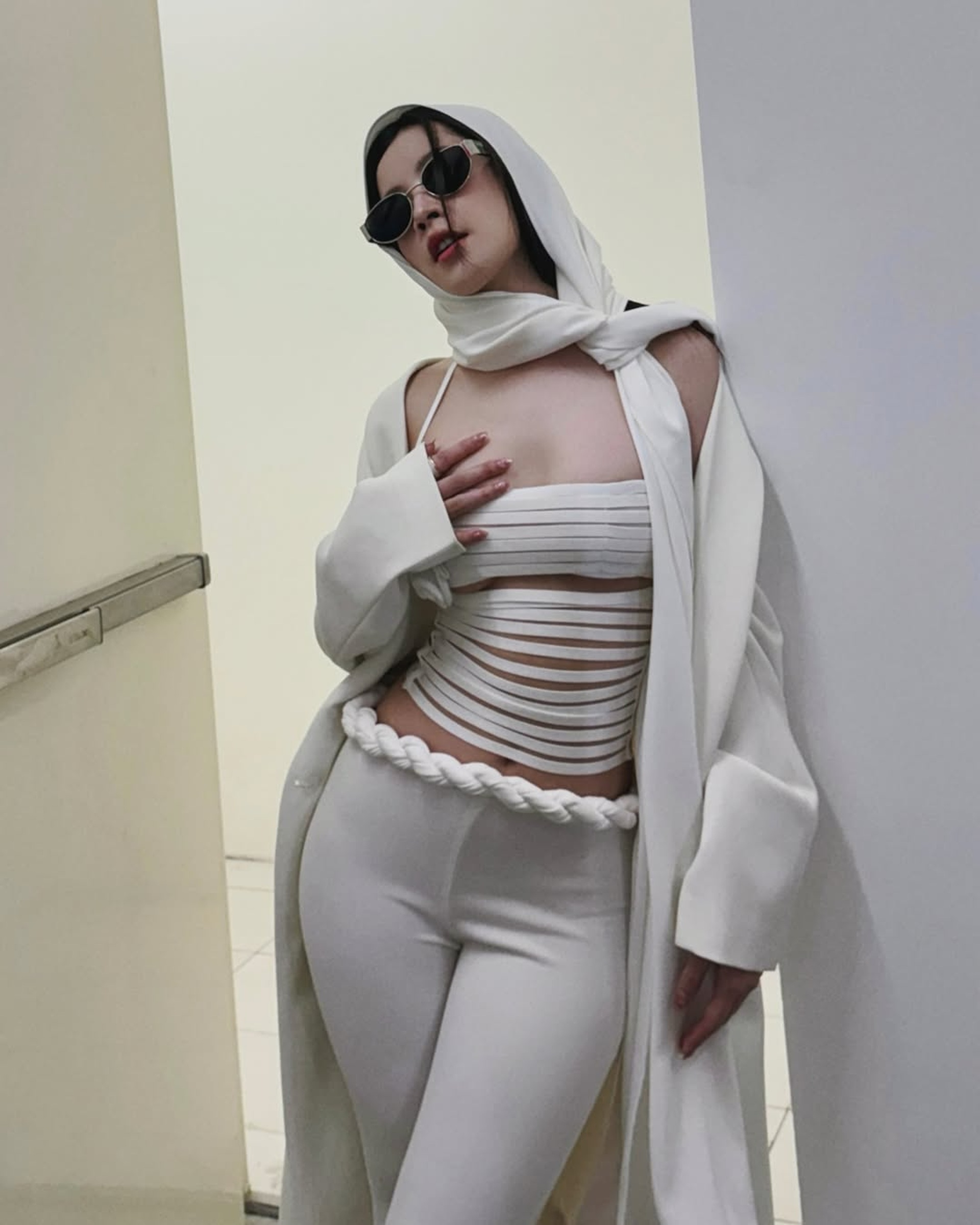 Chi Pu ngày càng chuộng những bộ váy áo xuyên thấu, cắt xẻ táo bạo - 3 Chi Pu ngày càng chuộng những bộ váy áo xuyên thấu, cắt xẻ táo bạo - 3