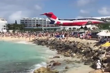 Choáng với khoảnh khắc máy bay hạ cánh sát trên đầu du khách đang tắm biển