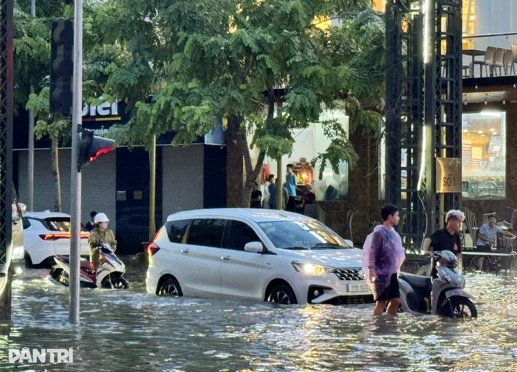 Đường ngập sâu, bà mẹ ở Hà Nội trả 250.000 đồng đi quãng đường 500m - 2 Đường ngập sâu, bà mẹ ở Hà Nội trả 250.000 đồng đi quãng đường 500m - 2