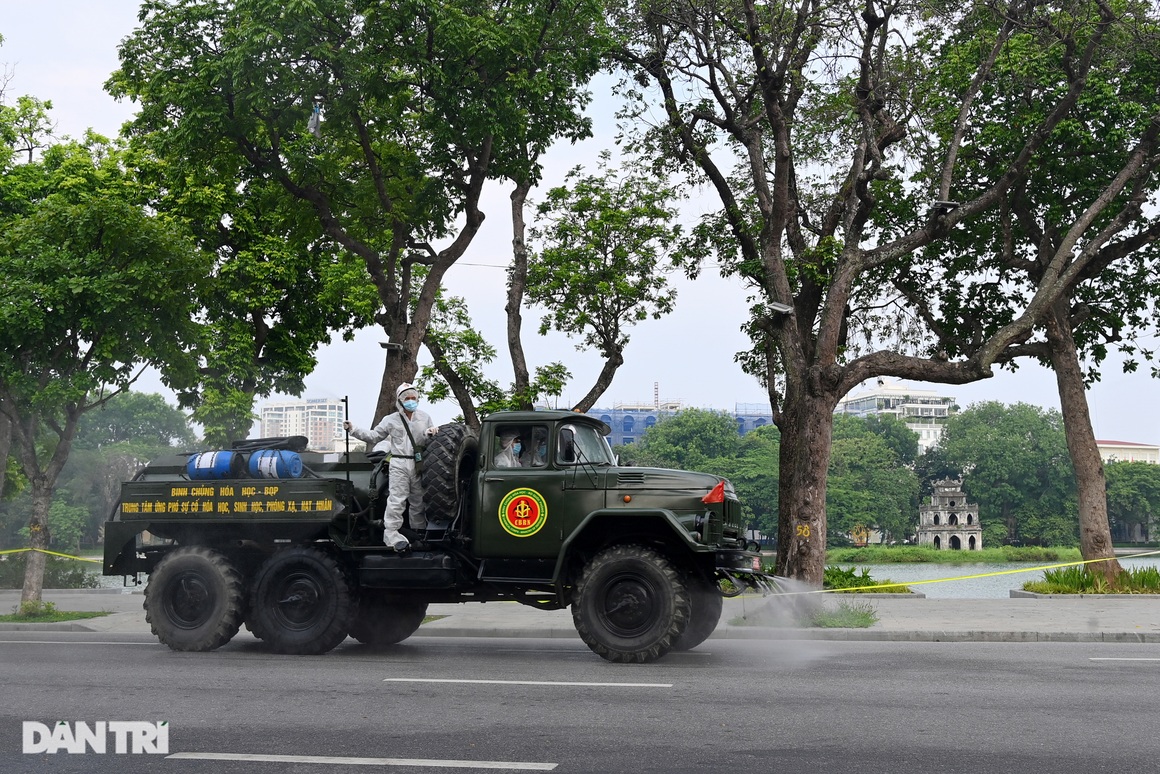 Đoàn xe đặc chủng phun khử khuẩn nhiều tuyến phố trung tâm Hà Nội - 9 Đoàn xe đặc chủng phun khử khuẩn nhiều tuyến phố trung tâm Hà Nội - 9