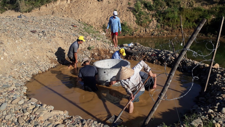 Thầy trò vùng cao chật vật tìm nước sinh hoạt giữa mùa hạn - 3 Thầy trò vùng cao chật vật tìm nước sinh hoạt giữa mùa hạn - 3