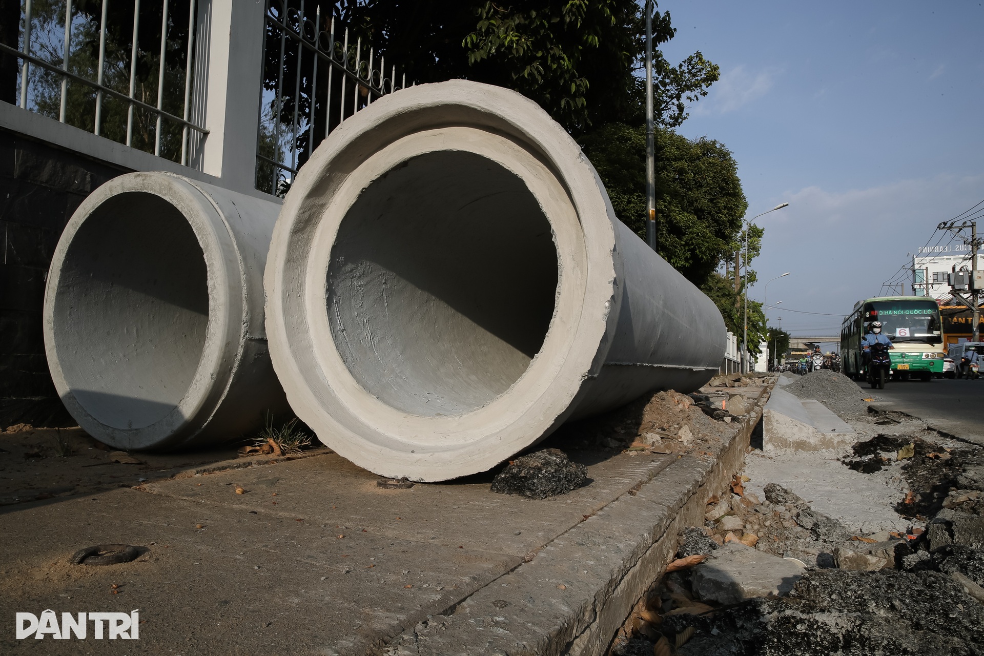 Người dân TP Thủ Đức khổ sở vì lô cốt nằm chình ình giữa đường - 6 Người dân TP Thủ Đức khổ sở vì lô cốt nằm chình ình giữa đường - 6