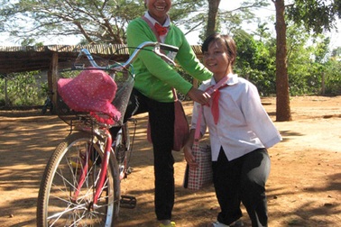 Để mình cõng bạn đến trường