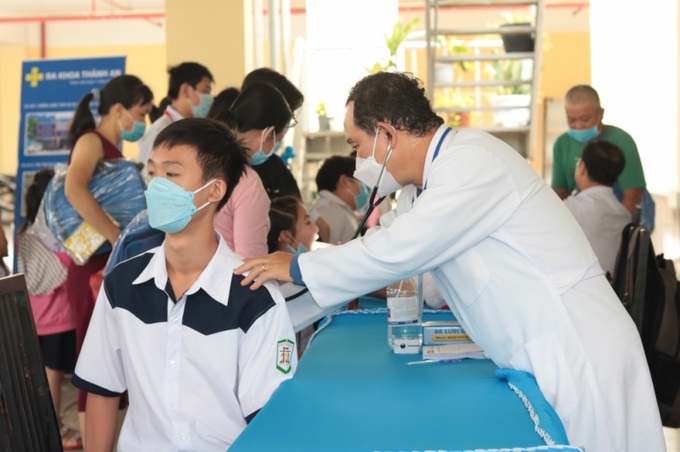 Chăm sóc sức khoẻ cho trẻ em có hoàn cảnh khó khăn.