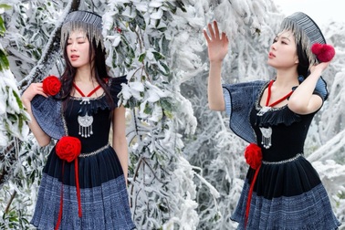 Giới trẻ vượt hàng trăm kilomet, mặc 5 lớp áo đi săn băng tuyết ở Mẫu Sơn