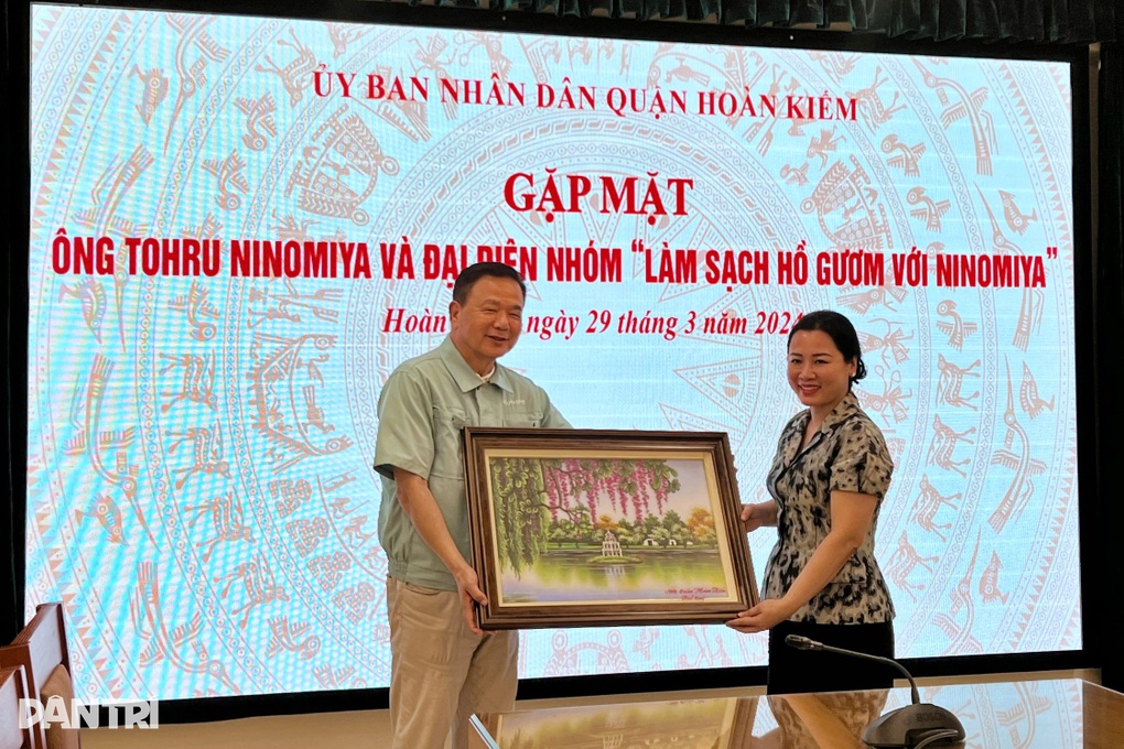 Món quà đặc biệt tri ân doanh nhân Nhật Bản 12 năm nhặt rác hồ Gươm - 2 Món quà đặc biệt tri ân doanh nhân Nhật Bản 12 năm nhặt rác hồ Gươm - 2