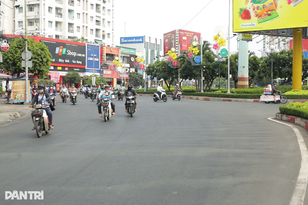 TPHCM bất ngờ mát mẻ từ sáng đến chiều giữa mùa nắng nóng - 1 TPHCM bất ngờ mát mẻ từ sáng đến chiều giữa mùa nắng nóng - 1