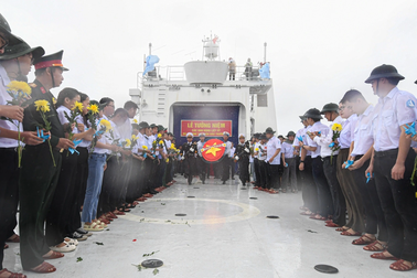 Mưa trắng trời phút tưởng niệm các anh hùng, liệt sĩ hi sinh tại Trường Sa