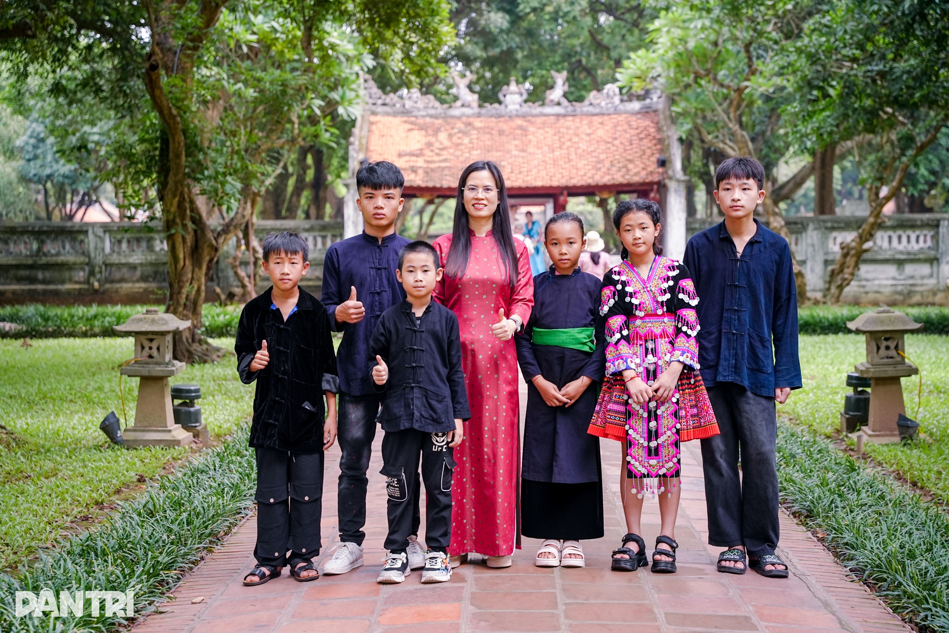 Báo Dân trí trao học bổng tới 10 trẻ em mồ côi ở Lào Cai - 7 Báo Dân trí trao học bổng tới 10 trẻ em mồ côi ở Lào Cai - 7