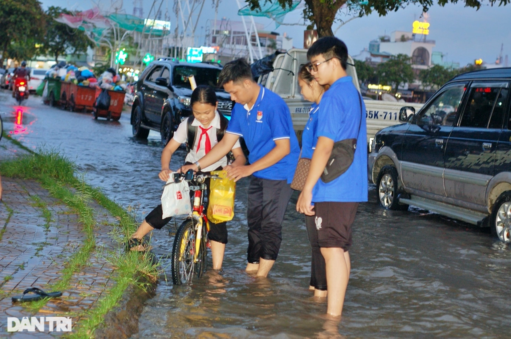 Triều cường lên cao, người dân Cần Thơ dùng phao bè đưa con đi học - 3 Triều cường lên cao, người dân Cần Thơ dùng phao bè đưa con đi học - 3