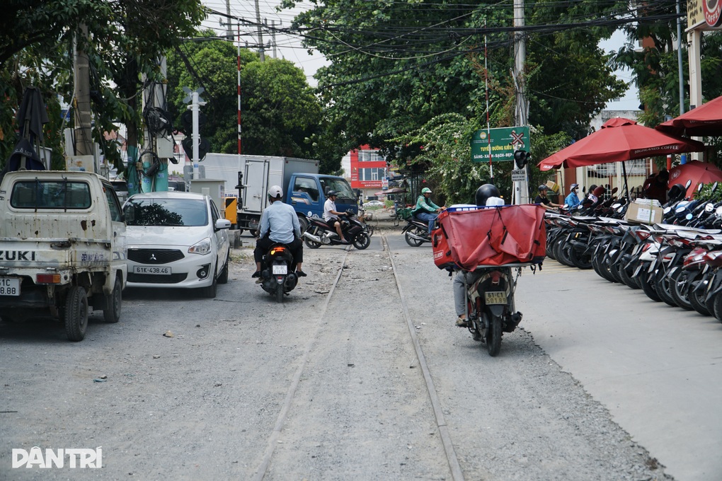 Xe máy trượt ngã khi qua đường ray ở Bình Dương, địa phương cũng cầu cứu - 3 Xe máy trượt ngã khi qua đường ray ở Bình Dương, địa phương cũng cầu cứu - 3