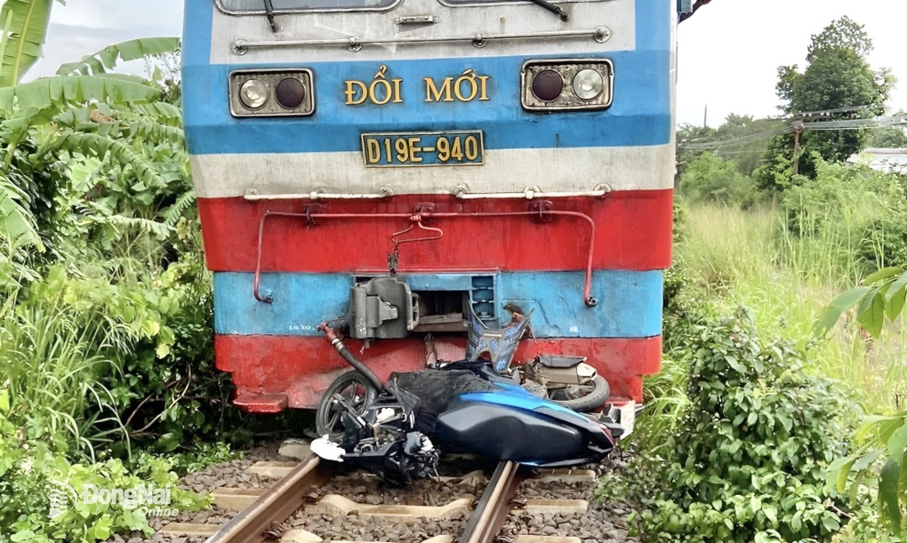 Đôi nam nữ tử vong tại chỗ khi va chạm với tàu hỏa  tại Đồng Nai - 1 Đôi nam nữ tử vong tại chỗ khi va chạm với tàu hỏa  tại Đồng Nai - 1