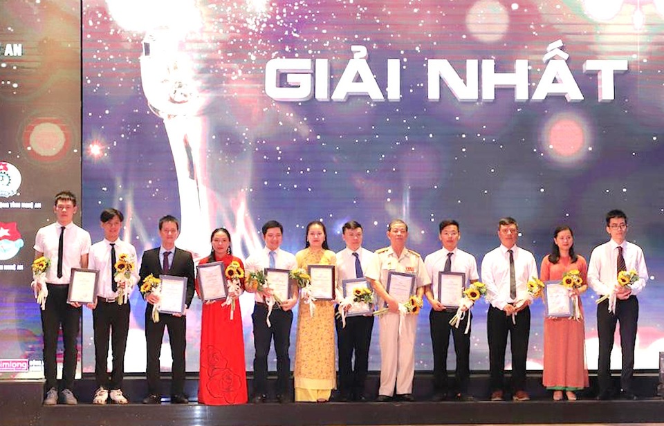 Trao giải Khởi nghiệp tiêu biểu tỉnh Nghệ An năm 2020 cho 10 dự án xuất sắc. Trao giải Khởi nghiệp tiêu biểu tỉnh Nghệ An năm 2020 cho 10 dự án xuất sắc.