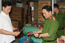 Tự đóng gói cả tấn bim bim, bánh tráng trộn bán ra thị trường