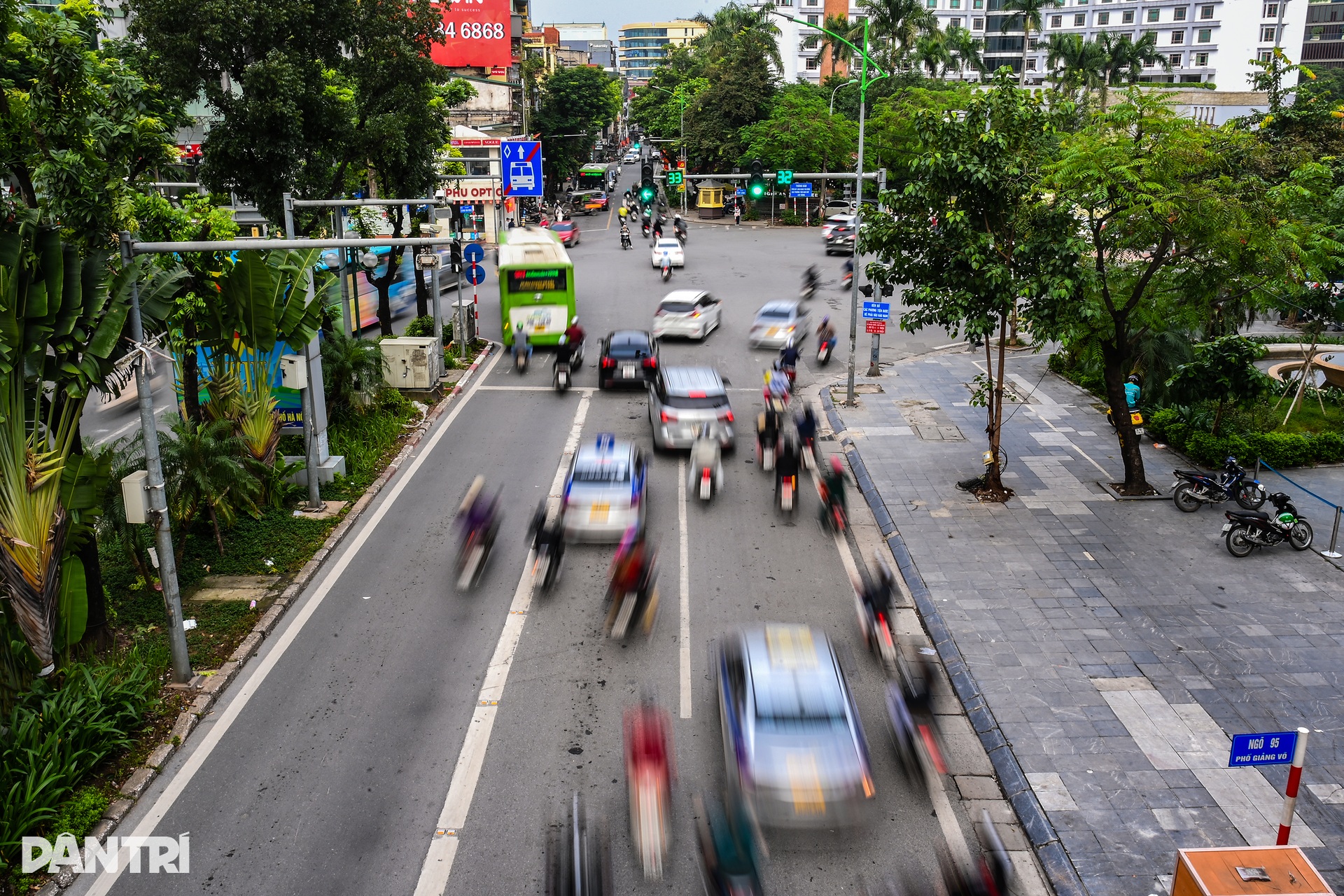 Hà Nội: Ô tô đỗ tràn lan lòng đường nhỏ hẹp, giao thông bị bóp nghẹt - 14 Hà Nội: Ô tô đỗ tràn lan lòng đường nhỏ hẹp, giao thông bị bóp nghẹt - 14