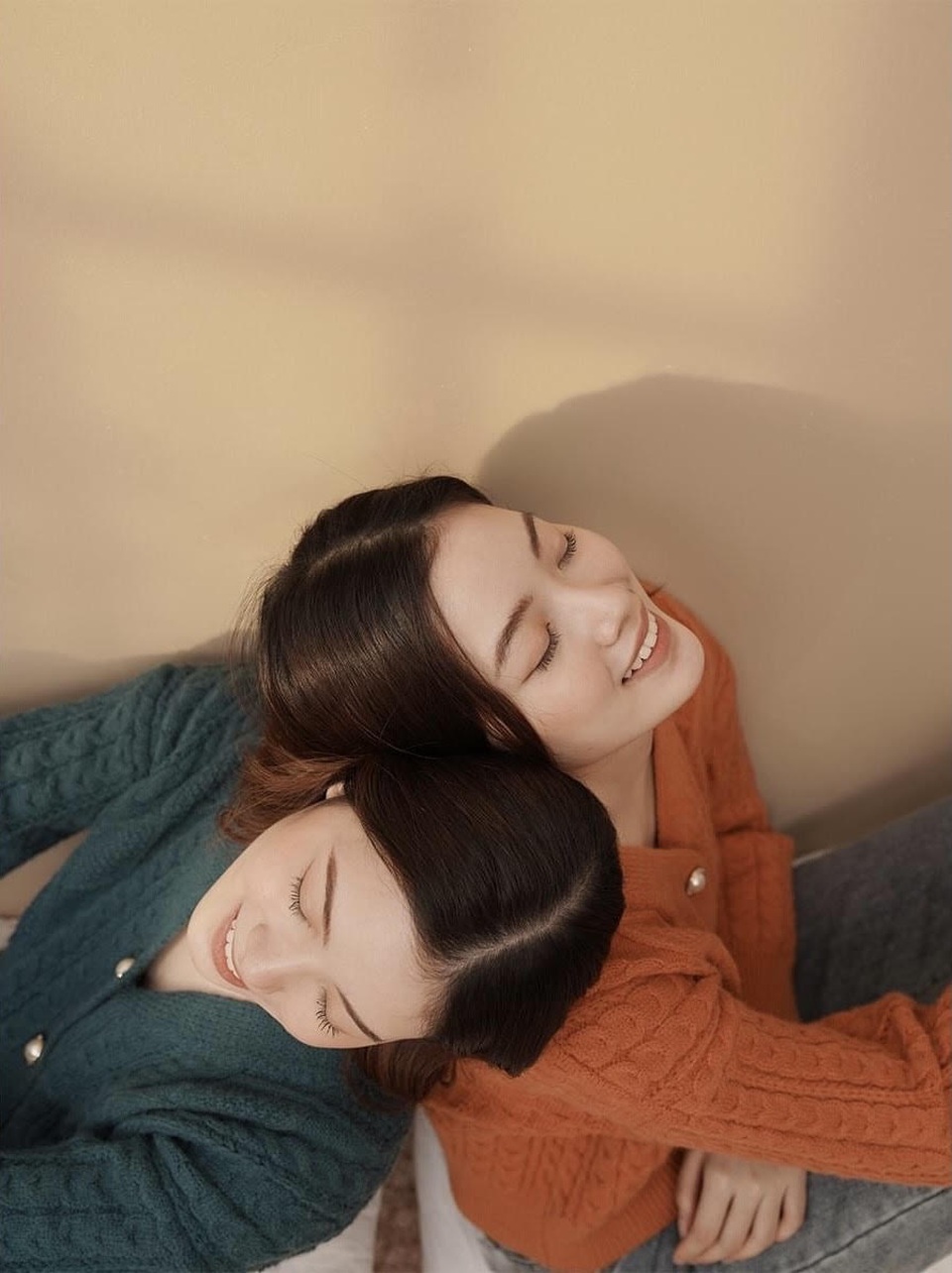Cặp đôi song sinh có gu thời trang chất lừ đang sốt trên mạng xã hội - 10 Cặp đôi song sinh có gu thời trang chất lừ đang sốt trên mạng xã hội - 10