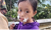 Bé gái bán trái cây bên đường bị kẻ xấu cướp tiền