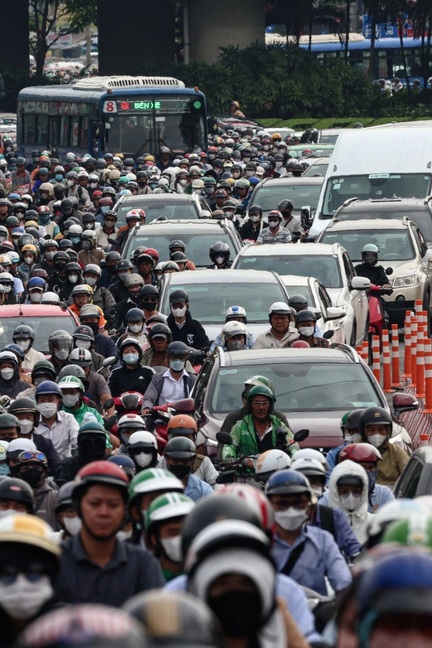 Hai giờ cho 12km: Thành phố đang trả giá đắt vì kẹt xe