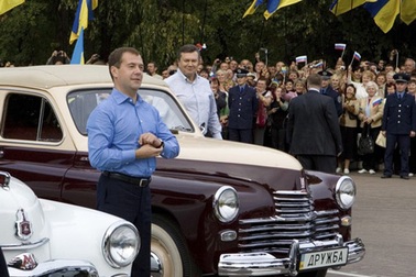 Tổng thống Nga và Ukraine tham gia diễu hành xe cổ