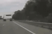 Ô tô nổ lốp văng vào xe bên đường, chủ xe có phải bồi thường?