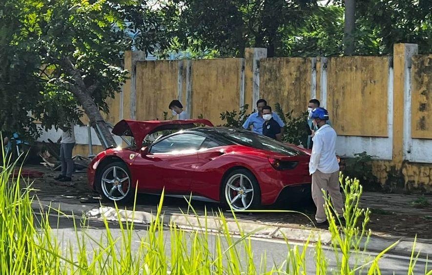 Độ độc và hiếm của siêu xe Ferrari 488 GTB vừa bị tai nạn ở Hà Nội - 1 Độ độc và hiếm của siêu xe Ferrari 488 GTB vừa bị tai nạn ở Hà Nội - 1