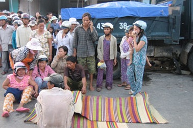 Xe tải đâm xe máy, 2 người thiệt mạng