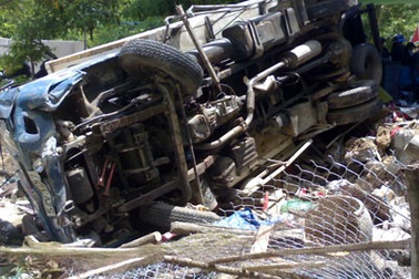 Xe tải tông sập nhà, 2 vợ chồng thiệt mạng