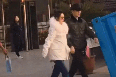 Vợ chồng "son" Phùng Thiệu Phong và Trịnh Lệ Dĩnh nắm tay dạo phố