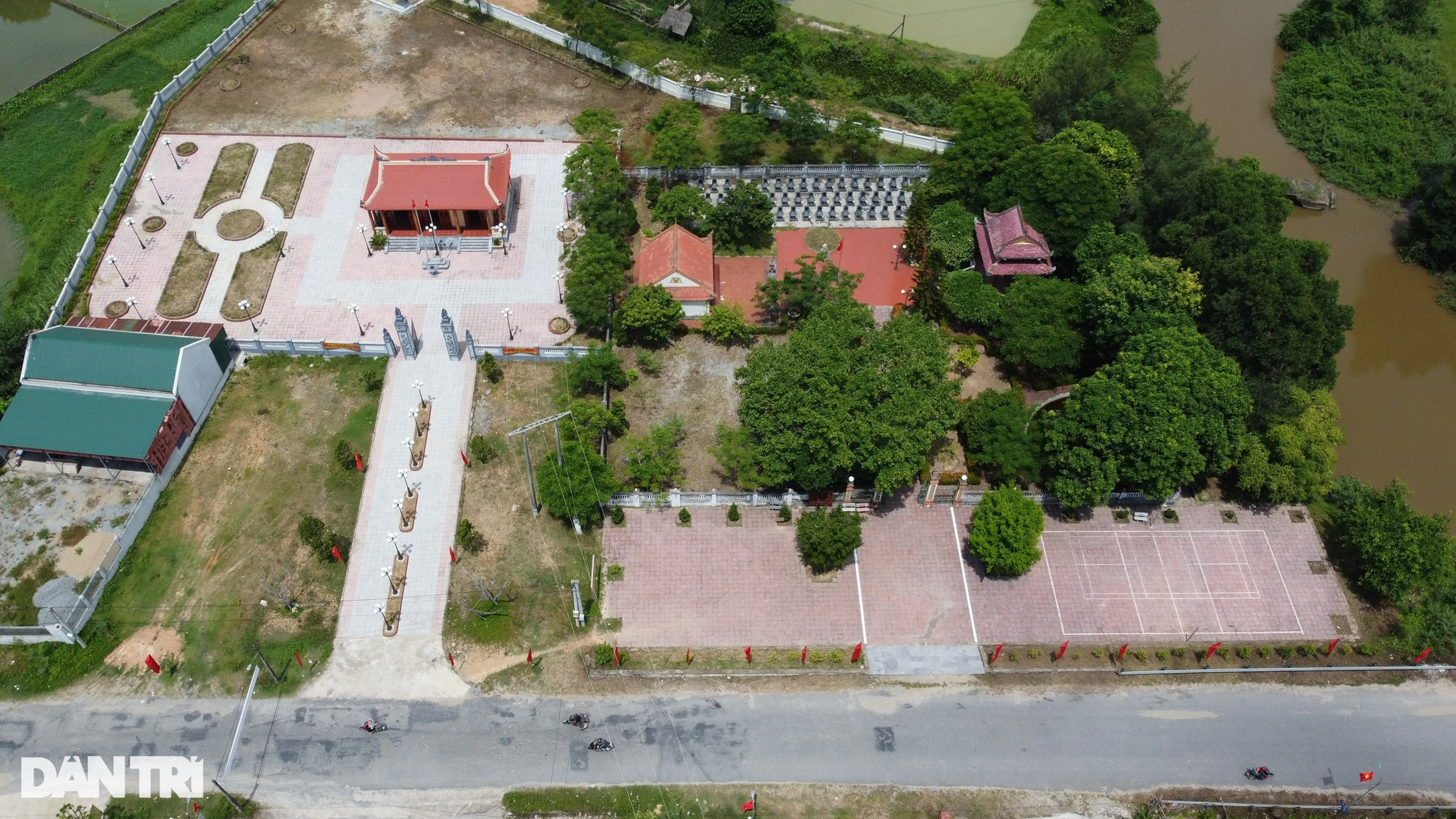 Ngôi mộ chung nơi máu xương của 53 liệt sĩ hòa quyện vào đất - 5 Ngôi mộ chung nơi máu xương của 53 liệt sĩ hòa quyện vào đất - 5