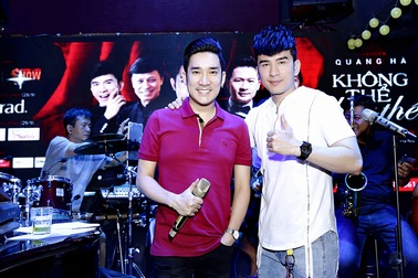 Đan Trường đội mưa đến tập hát cùng Quang Hà