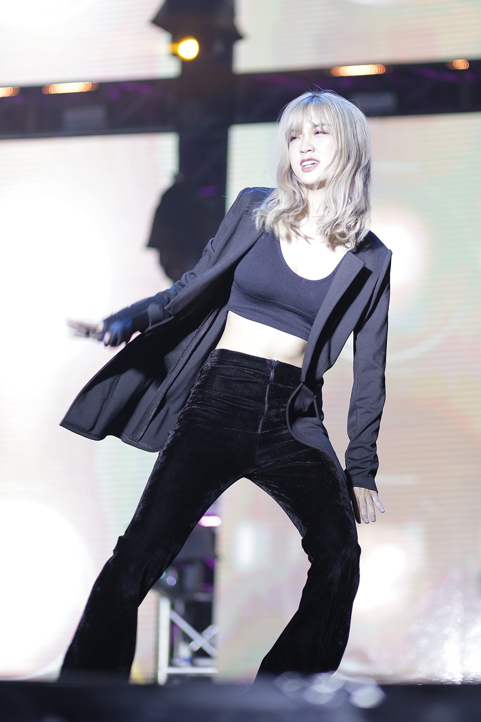 “Bản sao” Lisa Blackpink gây ấn tượng trong đêm nhạc hội sinh viên - 3 “Bản sao” Lisa Blackpink gây ấn tượng trong đêm nhạc hội sinh viên - 3